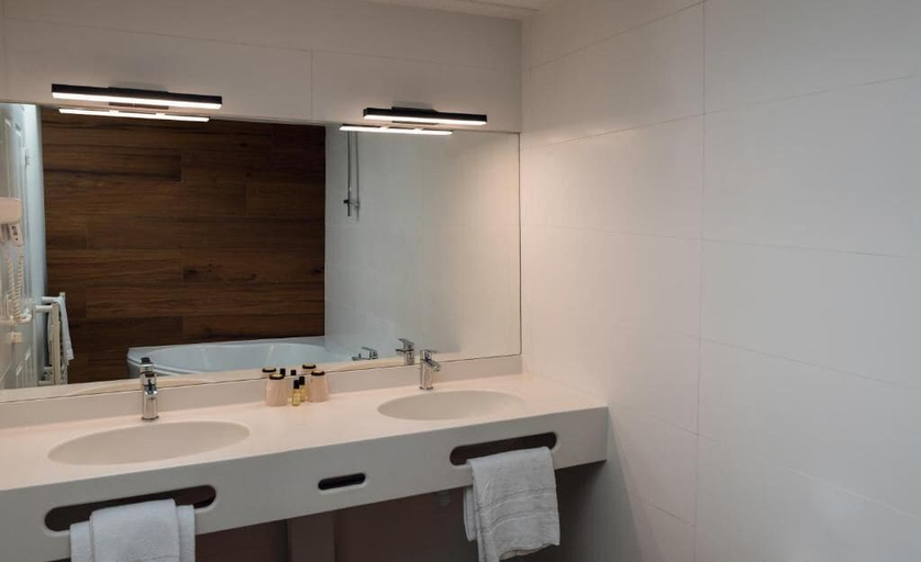 Bathroom 4, Alysson Hotel, Pyrénées-Atlantiques