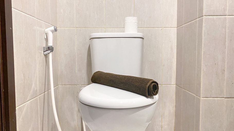 Bathroom 5, Modern Look and Comfy Studio Citra Living Apartment By Travelio, West Jakarta