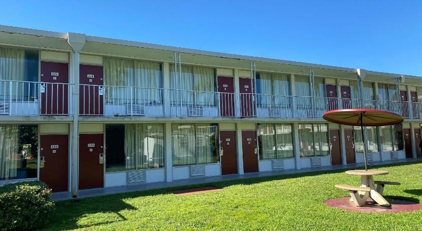 HomeTowne Studios Vero Beach, Indian River