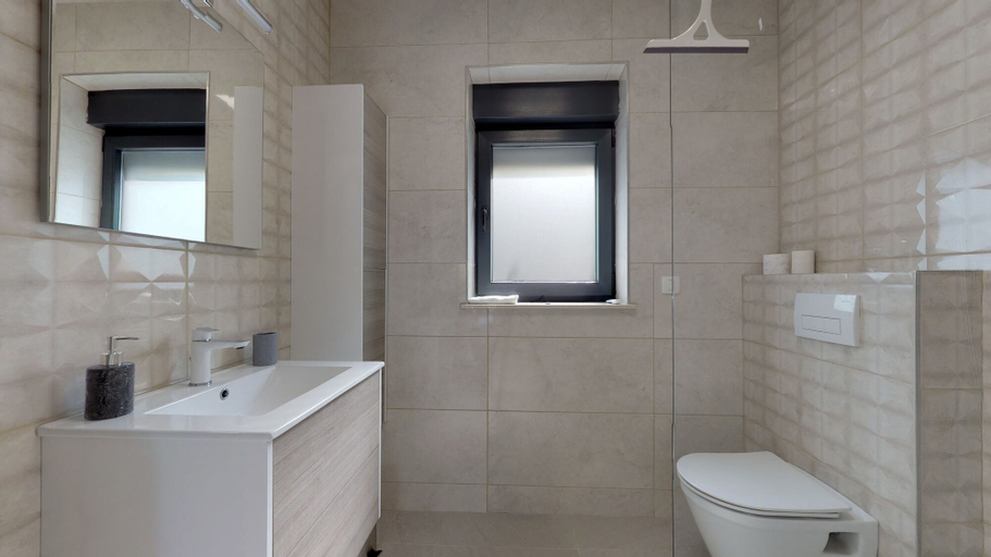 Bathroom, 2 Bed House - Sleeps 4 - HotTub - Garden - Parking, Raša