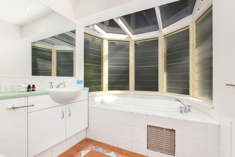 Bathroom 5, Lennox Beach Resort, Ballina