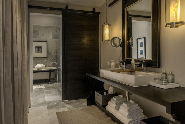 Bathroom 4, Matilda, Allende