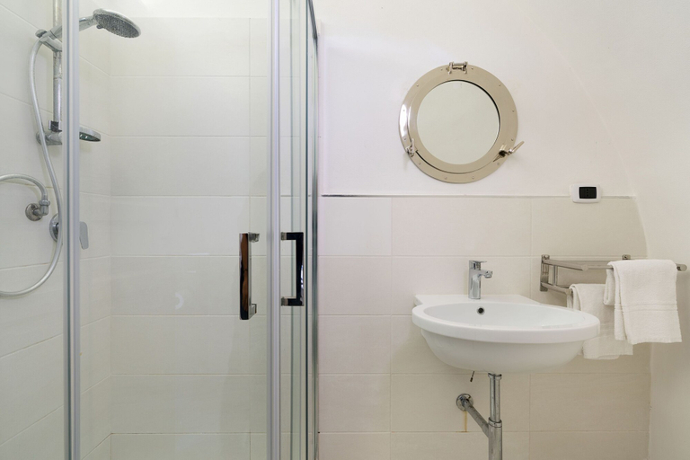 Bathroom 4, Villa del Mito, Syracuse