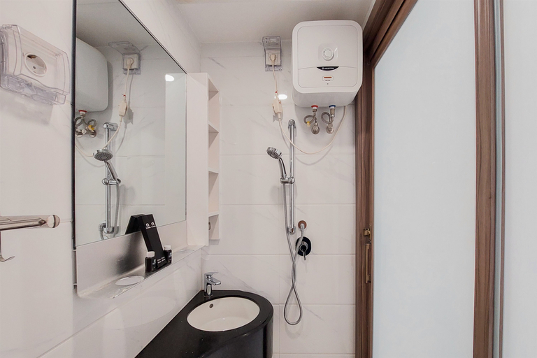 Bathroom 5, Comfort Living and Modern Studio Apartment at Sky House BSD By Travelio, Tangerang Selatan