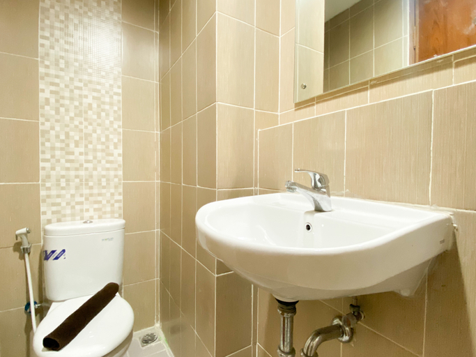 Bathroom 5, Homey and Comfortable Studio at Enviro Apartment By Travelio, Cikarang