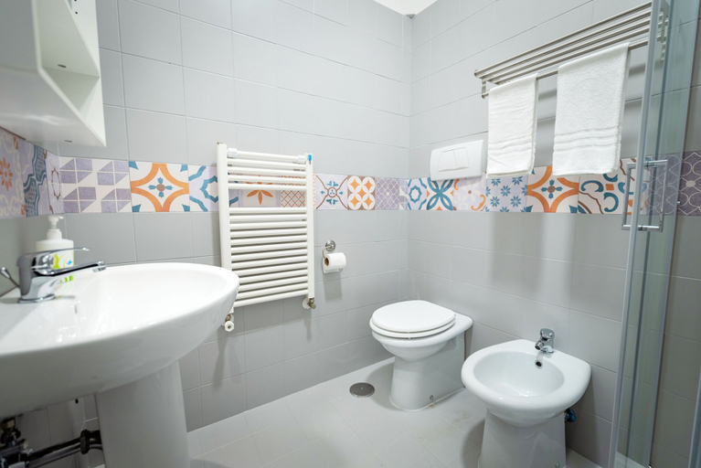 Bathroom 4, CVM Mare Luna Guest House, Salerno