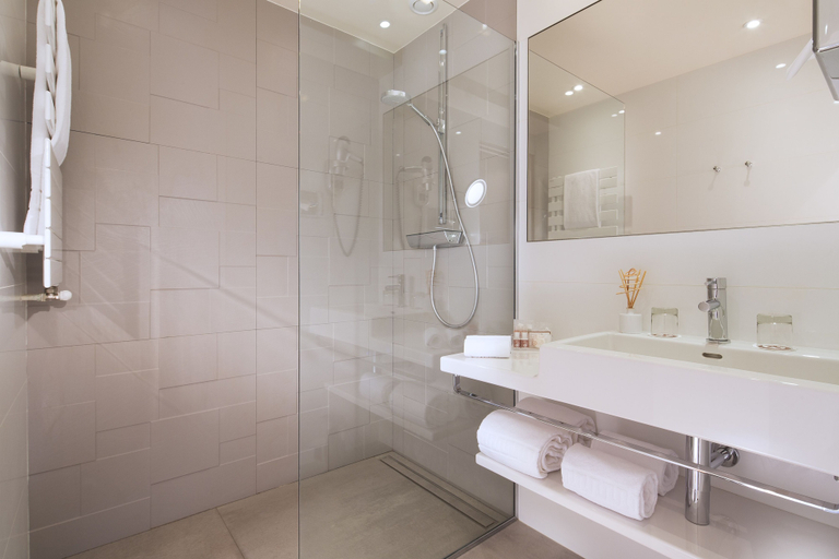Bathroom 4, Hotel Acropole, Paris