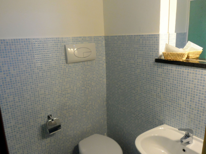 Bathroom 5, Hotel Diecimare, Salerno