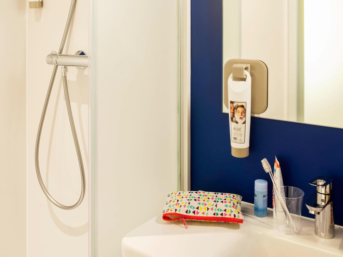 Bathroom 5, ibis budget Rueil Malmaison, Hauts-de-Seine