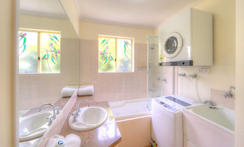 Bathroom 4, Rainbow Getaway Holiday Apartments, Cooloola (excl. Gympie)