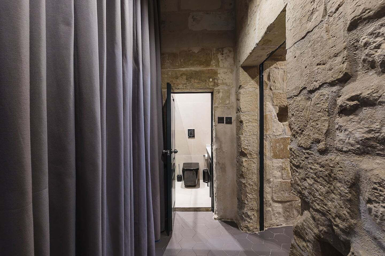 Others 5, Rabat l.o. MDINA-THE BEDROOM-TUB