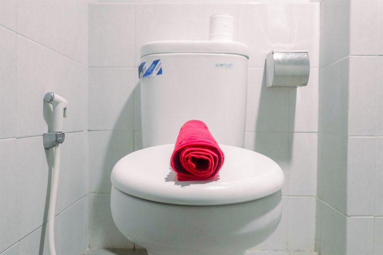 Bathroom 5, Best Value 2BR Apartment at Gunawangsa Merr By Travelio, Surabaya