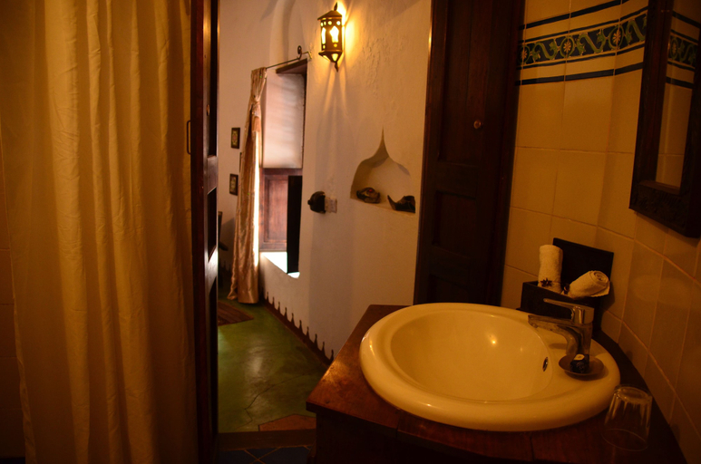 Bathroom 5, House of Spices, Mjini