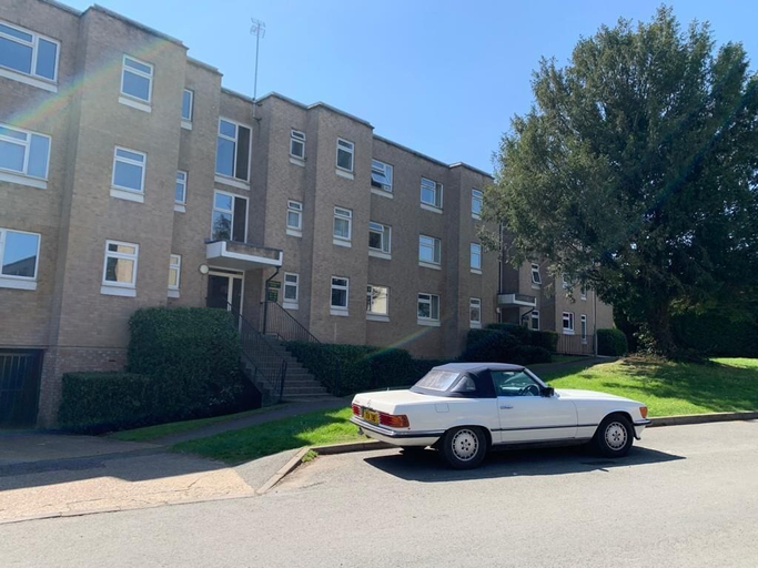 Exterior & Views 2, Sunny 2-Bedroom flat in Hoddesdon, Hertfordshire