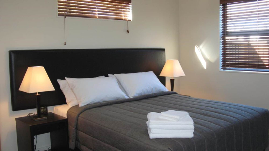 Bedroom 2, Pegasus Gateway Motels and Apartments, Waimakariri