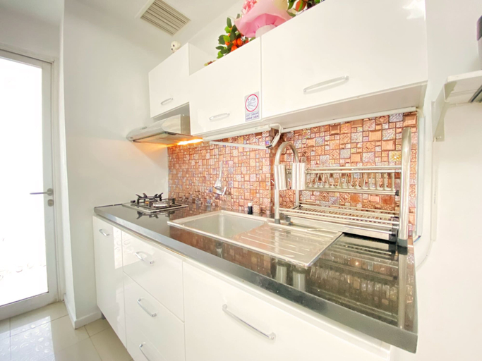 Private kitchen 4, Comfy And Modern 2Br Apartment At Parahyangan Residence, Bandung