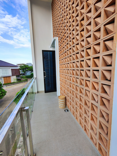 Exterior & Views 11