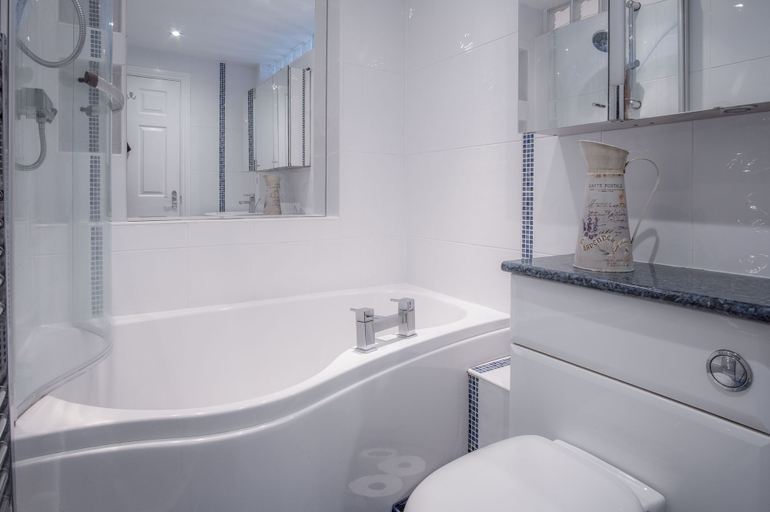 Bathroom 4, Goscar Court - 1 Bedroom Apartment - Tenby, Pembrokeshire