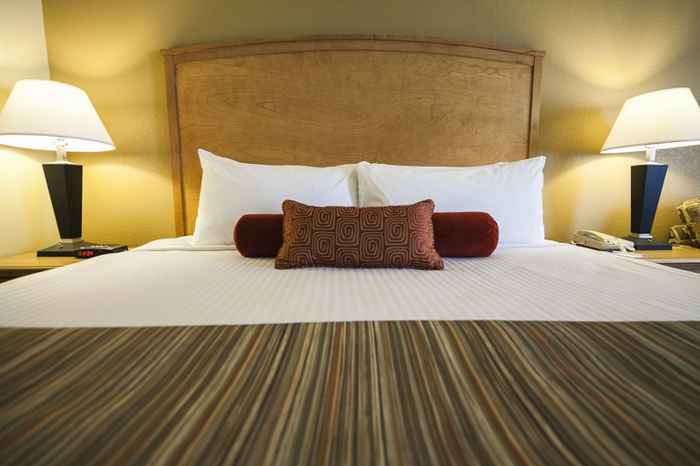 Bedroom 2, Mountain Retreat Hotel, Squamish-Lillooet