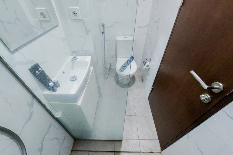 Bathroom 5, Good and Elegant Studio at Pacific Garden Apartment By Travelio, Tangerang