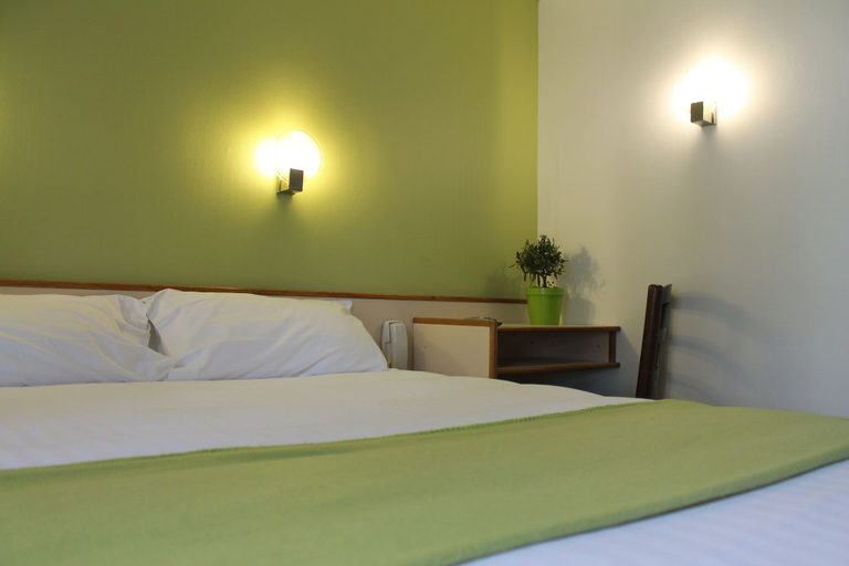 Bedroom 3, Hôtel Restaurant Maison Blanche, Val-de-Marne