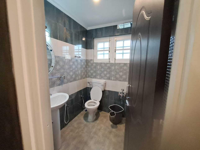 Bathroom, HOTEL SAPPHIRE SKY, Gurgaon