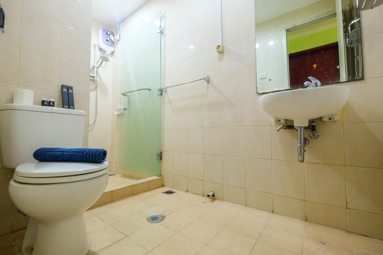 Bathroom 5, 2BR Sudirman Park Apartment in Jakarta's CBD Area By Travelio, Jakarta Pusat