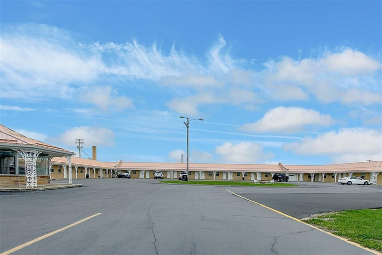 Public Area 1, Highway Inn, Edgar