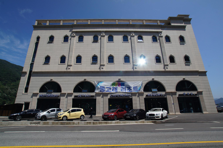 Exterior & Views