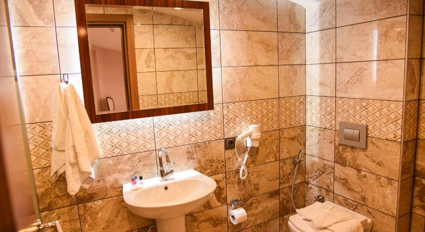Bathroom 3, Liko Suite Hotel, Yomra