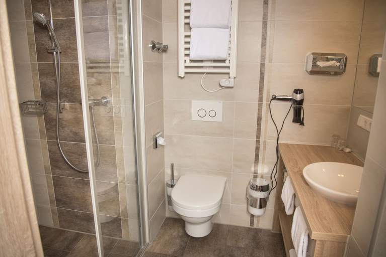 Bathroom 3, Gasthof Zum Goldenen Lamm, Weißenburg-Gunzenhausen