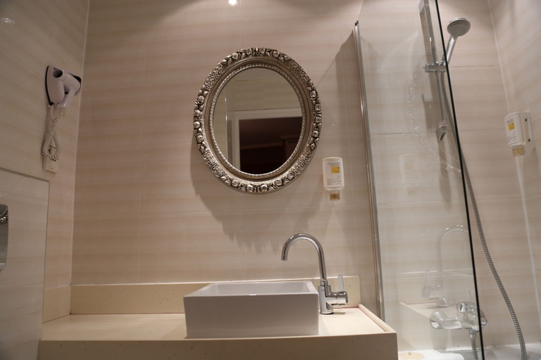 Bathroom 5, Hôtel Princesse Isabelle, Hauts-de-Seine