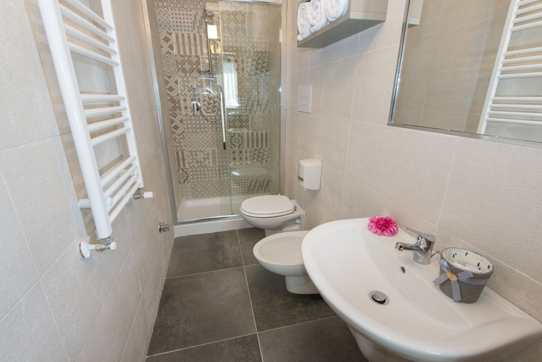 Bathroom 5, Hotel Iris, L'Aquila