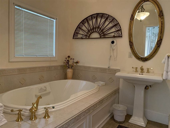 Bathroom 4, Iron Amethyst Inn Boutique Hotel, Dane