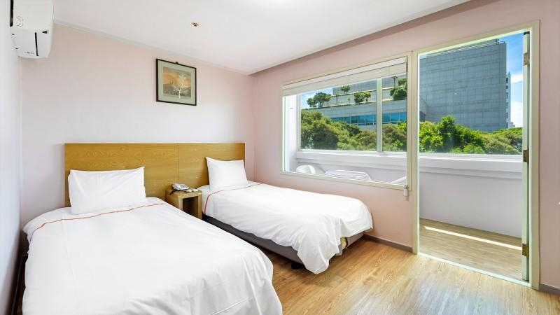 Bedroom 2, Jeju Honey Crown Hotel Pension, Jeju