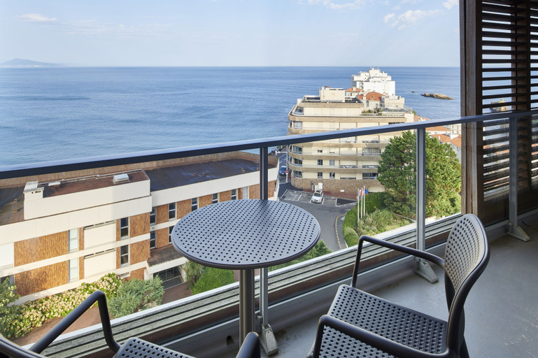 Exterior & Views 1