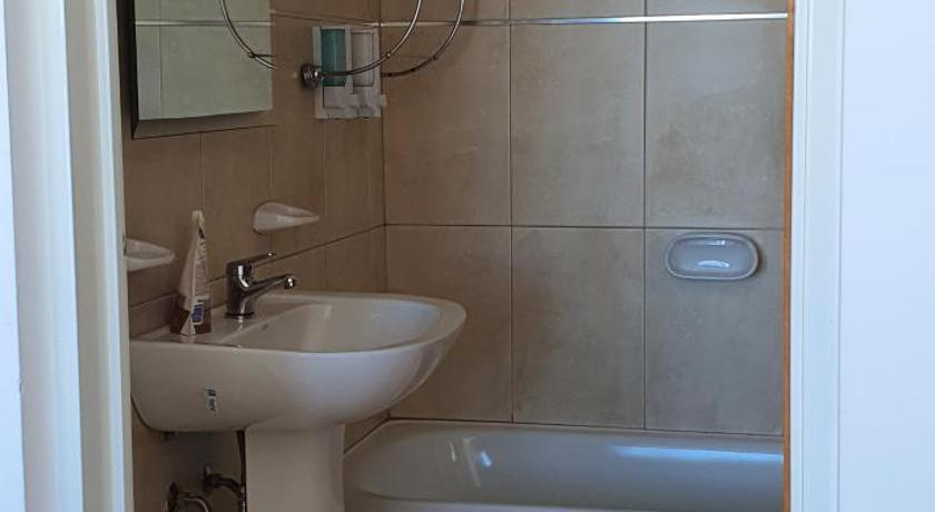 Leloir 929, Confluencia