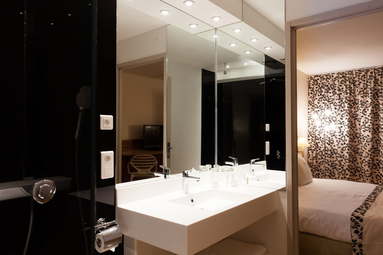 Bathroom 5, C Suites, Gard