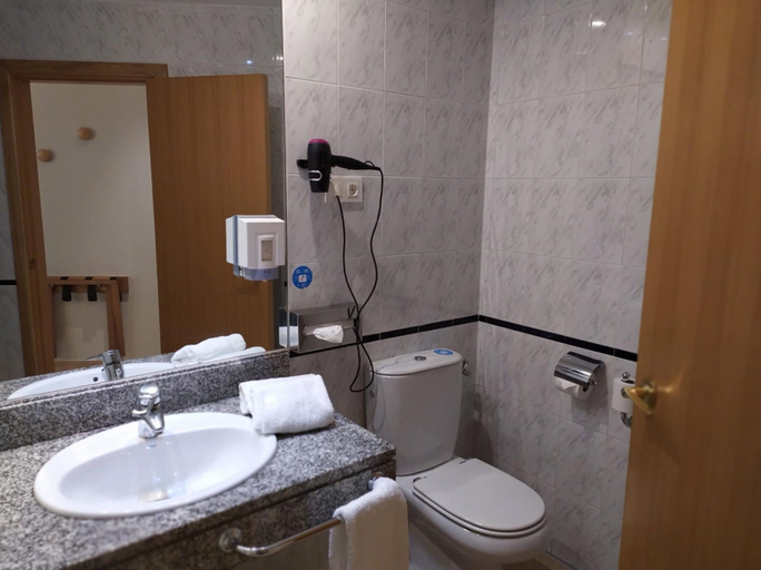 Bathroom 5, Ramada by Wyndham Madrid Tres Cantos, Madrid