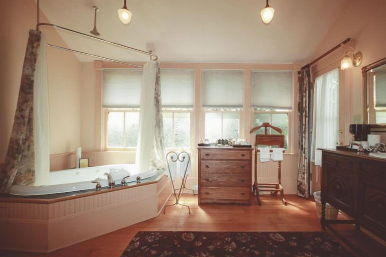 Bathroom 3, The Catherine St Guesthouse, Capital