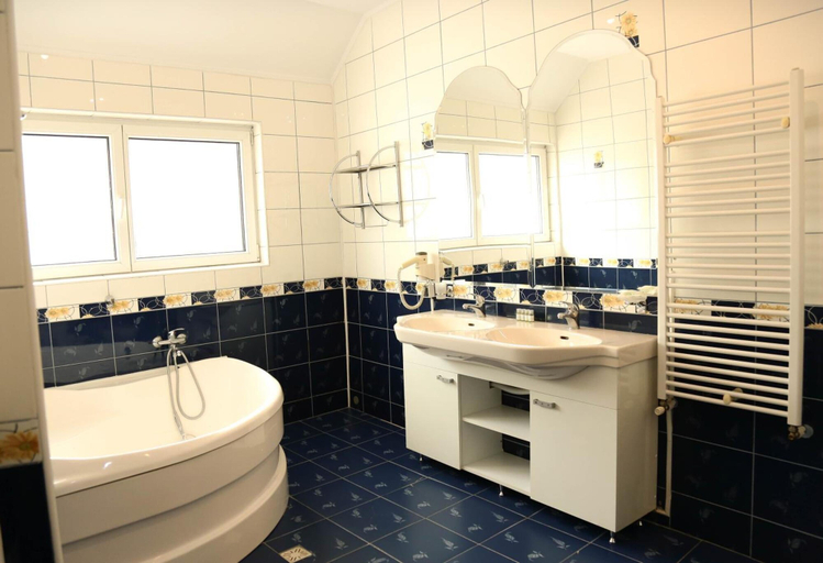 Bathroom 3, Hotel Apollonia, Brasov