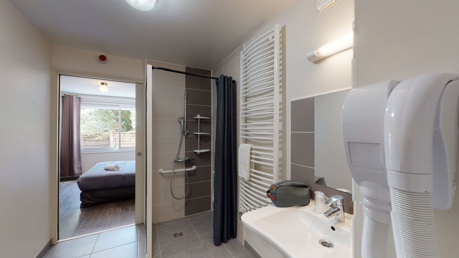 Bathroom 3, Hôtel les Pieux, Manche
