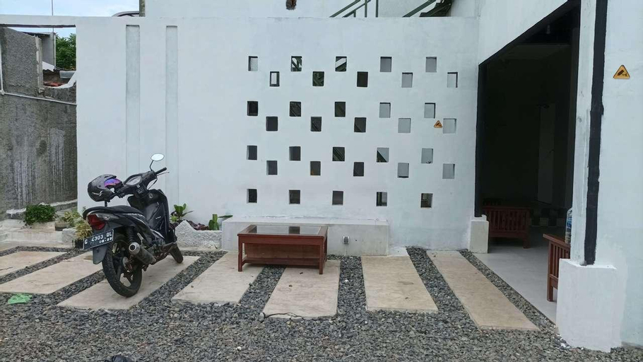 Exterior & Views, RedDoorz near Stasiun Batang, Batang