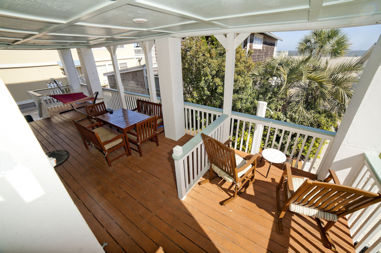 Exterior & Views 4
