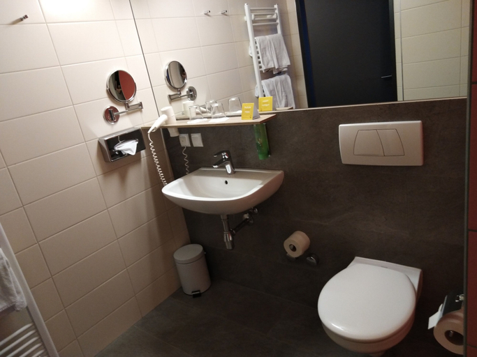 Bathroom 4, JUFA Hotel Graz Süd - Self Check-in, Graz