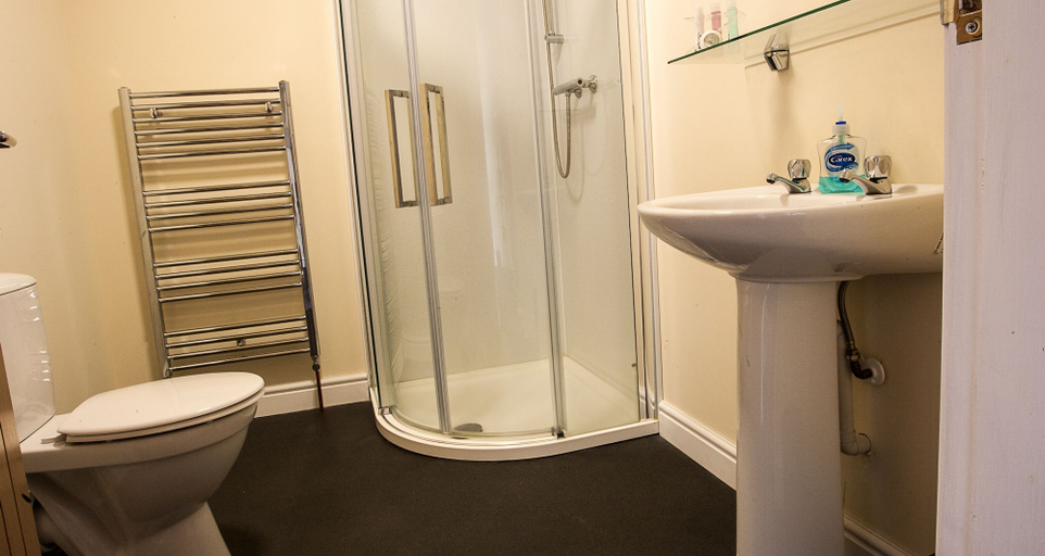 Bathroom 4, Riverside Apartments, Highland