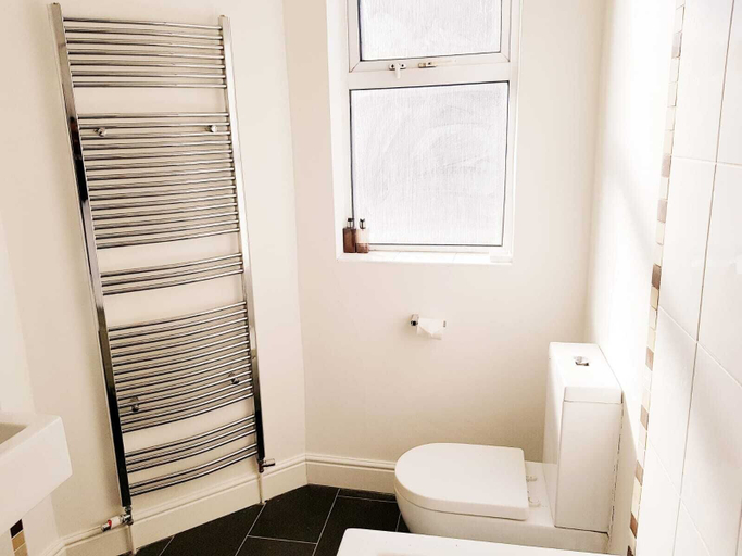 Bathroom 2, The 329, London