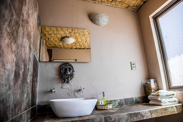 Bathroom, Pat'ta Hoiri Hotel, El Loa