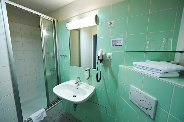 Bathroom 4, Hotel Kolpinghaus Wien Zentral, Wien