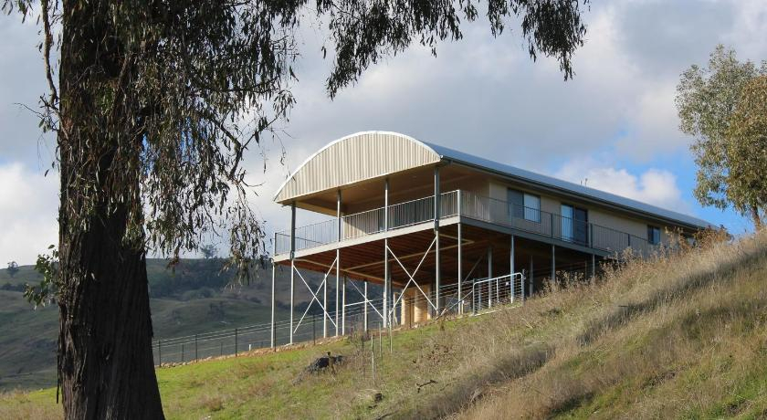 Exterior & Views 2, Elm Cottage, Tumut